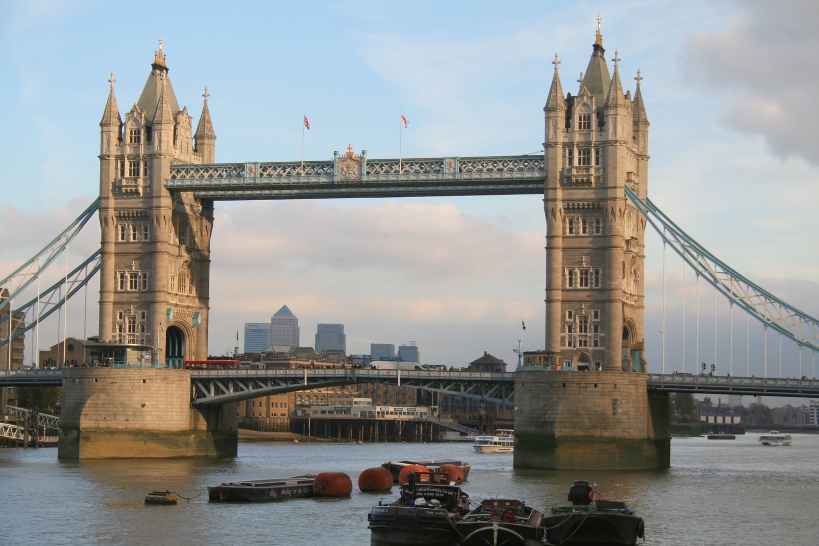Двое в лондоне. Тауэрский мост. Лондонский мост 1209. Мост с двумя башнями в Лондоне. Достопримечательности Великобритании Темза.